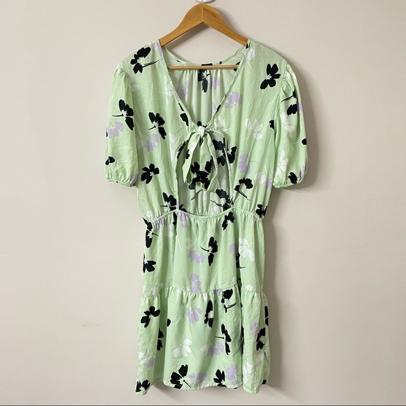 Size- XL, Floral Printed Dress in pastel green - Picture 2 of 7